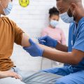 Bilden visar en doktor som vaccinerar en patient